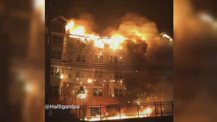 O cladire de apartamente din SUA a fost distrusa de un incendiu. 160 de oameni au ramas fara casa