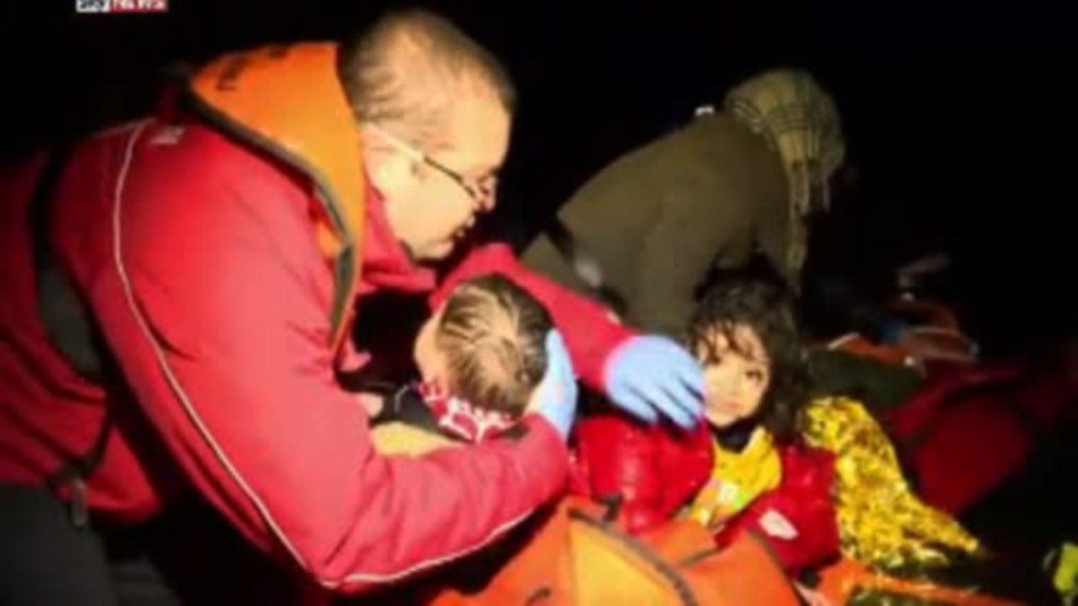 Reportaj dramatic din Marea Egee. O echipa Sky News a participat la salvarea unor copii sirieni din apele inghetate