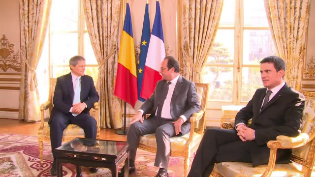Dacian Ciolos, intampinat cu onoruri militare in prima vizita oficiala la Paris. Ce a discutat premierul cu Francois Hollande