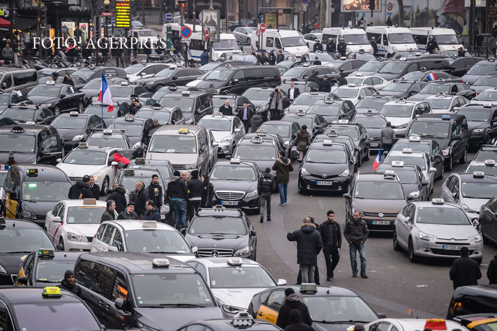 Protest violent al taximetristilor parizieni impotriva concurentei 