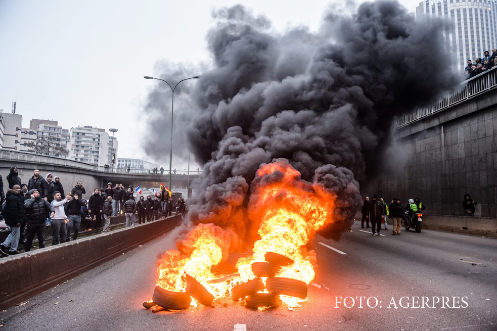 Protest violent al taximetristilor parizieni impotriva concurentei 