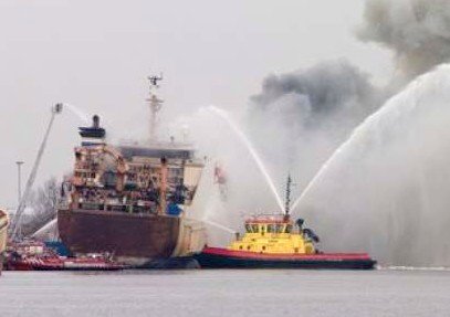 Incendiu puternic la bordul unei ambarcatiuni din Indonezia. Cel putin 23 de oameni au murit si zeci au fost raniti