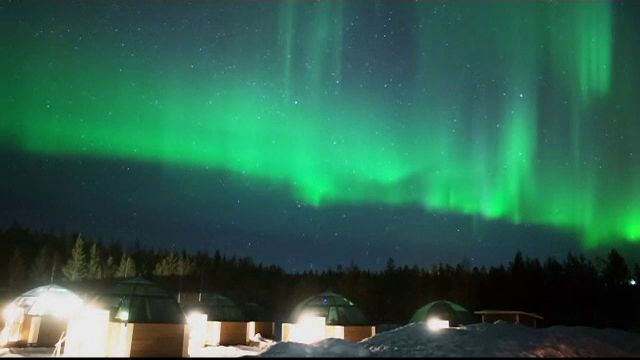 Casutele din Laponia unde Aurora Boreala poate fi admirata direct din pat. Cat costa o noapte de cazare in plin sezon