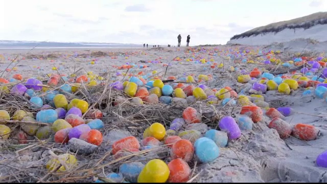 O insula s-a umplut cu mii de oua colorate din plastic, spre bucuria copiilor. Cum au ajuns jucariile pe plaja