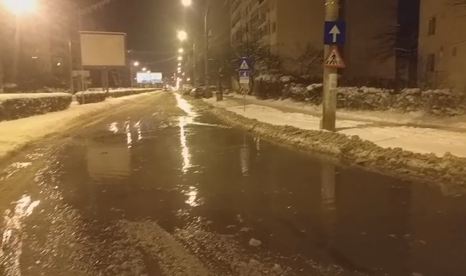 Avarie la o conducta din Sibiu. O strada principala din oras s-a umplut de apa, care a inghetat pe alocuri. VIDEO