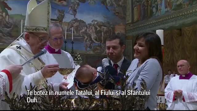 Ritual emotionant in Capela Sixtina. Papa Francisc a botezat 28 de nou nascuti