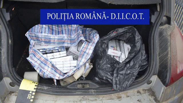 Barbati din R. Moldova, prinsi in timp ce faceau contrabanda cu tigari in Iasi si Vrancea. Ce au gasit procurorii asupra lor