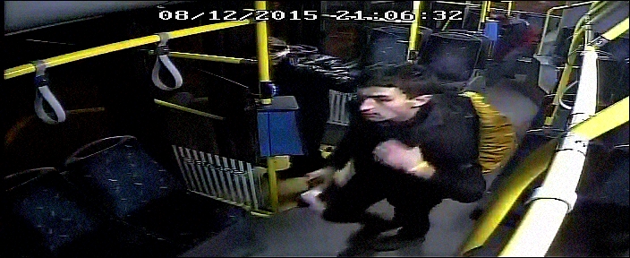 Un barbat care a pulverizat cu un spray iritant-lacrimogen doi controlori de bilete, cautat de politistii clujeni
