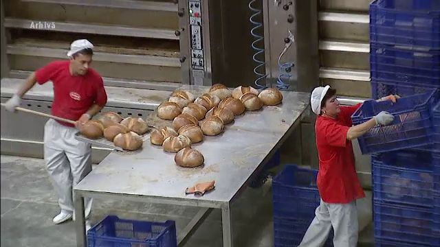 Produsele congelate importate se vând „ca pâinea caldă”, în timp ce pe fabrici se pun lacătele