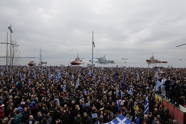 Protest masiv al naţionaliştilor greci la Salonic. 100.000 de oameni au ieşit în stradă