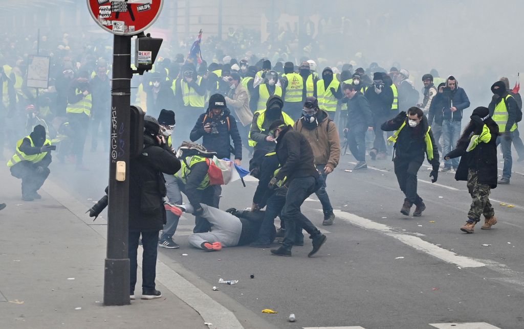 50.000 de „veste galbene” în stradă, în Franța. Zeci de reținuți după ciocniri violente