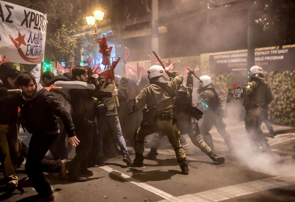 Ciocniri violente între polițiști și protestatari, la Atena. Oamenii, furioși pe Merkel