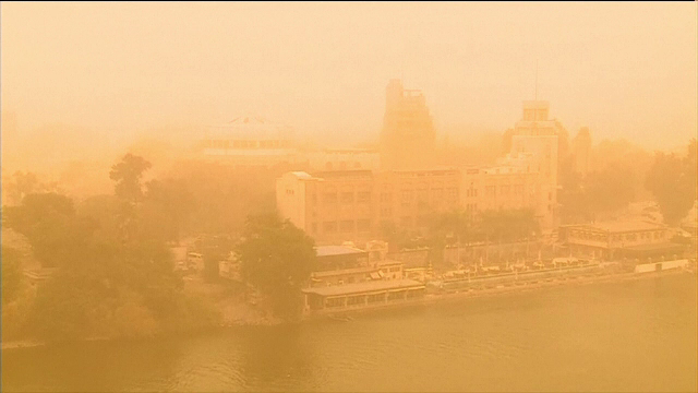 Cairo, învăluit într-un nor de praf roșiatic. Fenomenul care a dat peste cap traficul