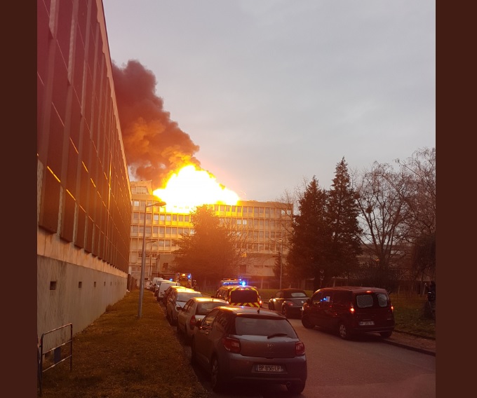 Explozii în campusul Universității din Lyon. 3 persoane intoxicate cu fum. VIDEO