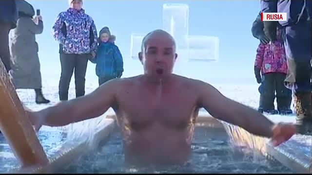 Creștinii ortodocși de rit vechi au sărbătorit Boboteaza cu băi în ape înghețate