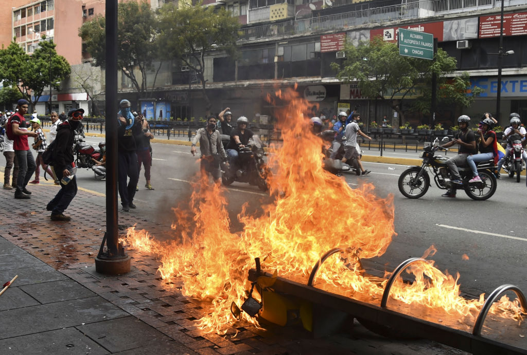 Puci în Venezuela: liderul opoziției, recunoscut președinte de SUA. Violențe pe străzi