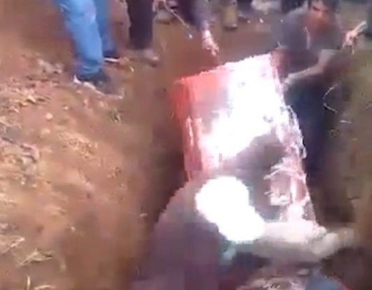 Scene de groază. Cadavrul unei femei cade din sicriu în timp ce era așezat în mormânt