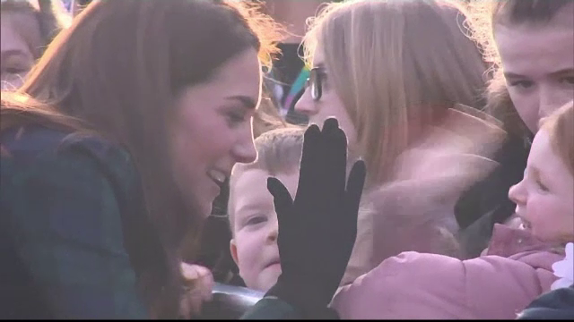 Reacția ducesei Kate când o fetiță îi atinge părul, la un eveniment din Scoția