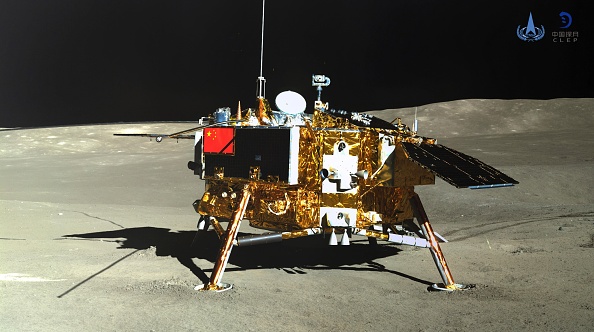 Misiunea chineză Chang'e-4 a descoperit globule de sticlă pe partea îndepărtată a Lunii