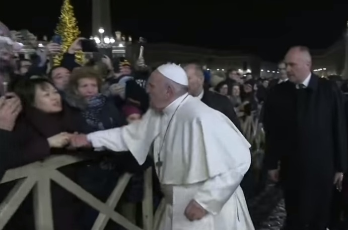 VIDEO. Momentul în care Papa Francisc a lovit mâna unei femei. De ce s-a enervat