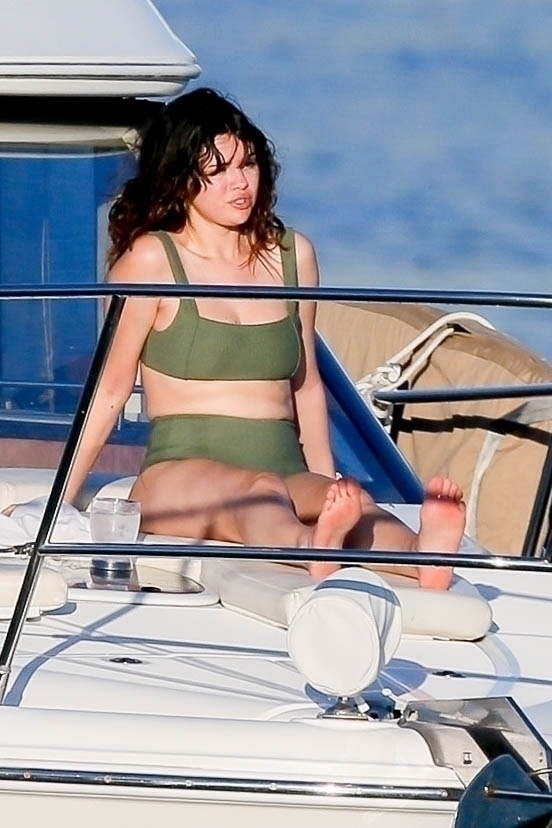 Selena Gomez surprinsă pe un iaht de lux din Hawaii. Cum arată acum artista - Imaginea 4