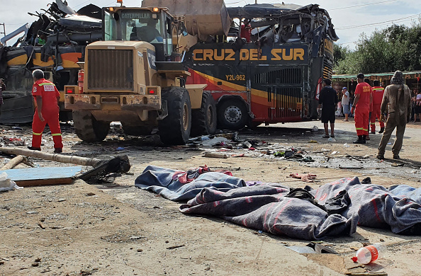16 morți și 40 de răniți în Peru, după ce un autocar s-a ciocnit de opt microbuze