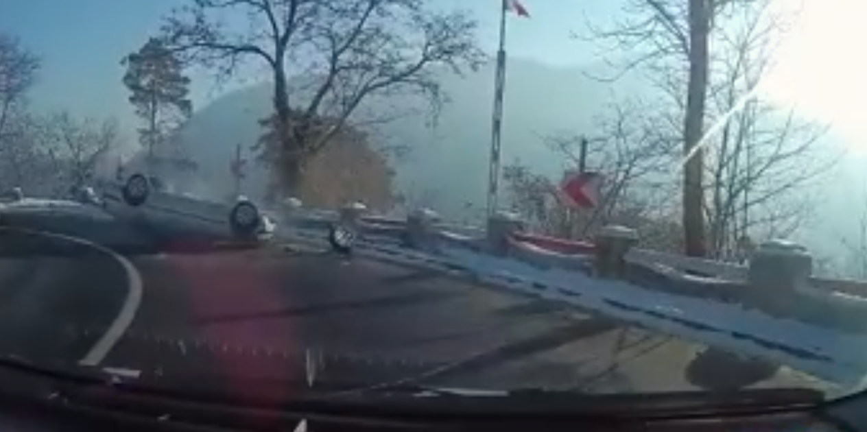 Imagini șocante cu un BMW ce se răstoarnă după o depășire periculoasă pe DN1E. VIDEO