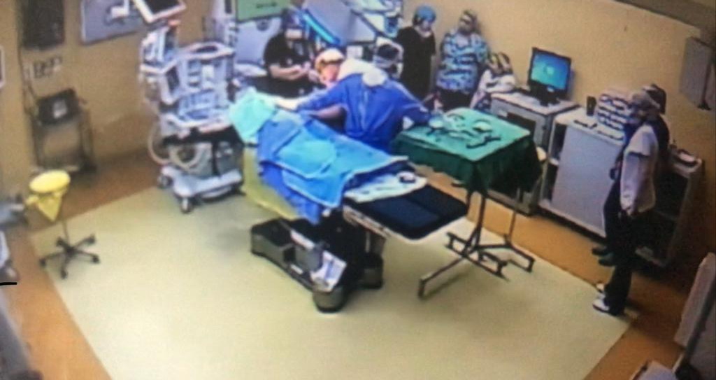 FOTO. Primele imagini din sala de operaţie unde a fost dusă pacienta arsă la spitalul Floreasca - Imaginea 4