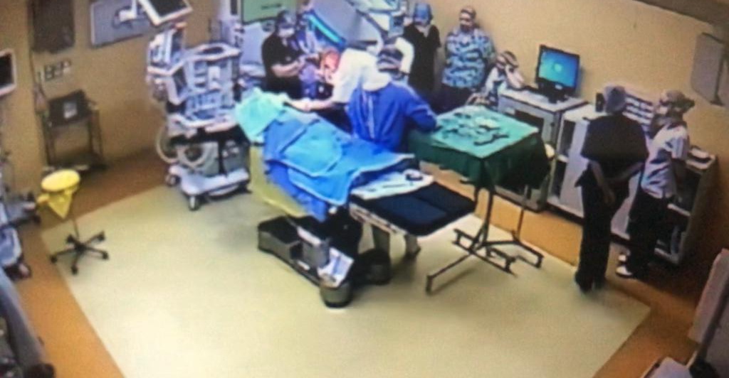 FOTO. Primele imagini din sala de operaţie unde a fost dusă pacienta arsă la spitalul Floreasca - Imaginea 3
