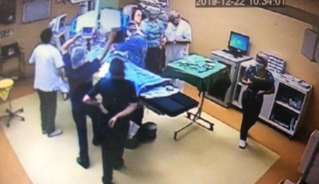 FOTO. Primele imagini din sala de operaţie unde a fost dusă pacienta arsă la spitalul Floreasca - Imaginea 2