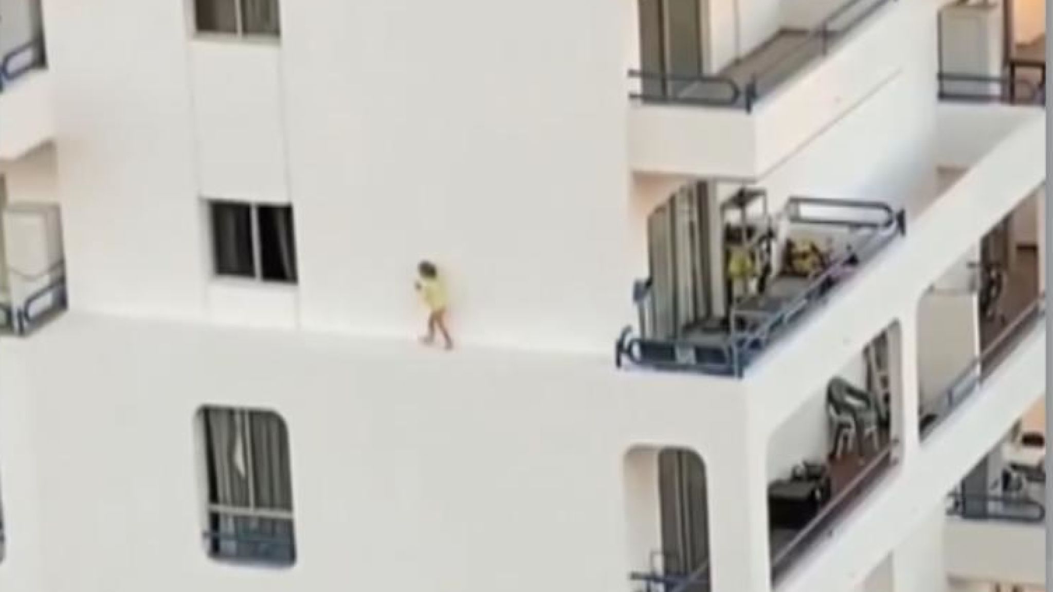 O fetiță a fost filmată mergând pe o bordură îngustă, pe o clădire din Tenerife