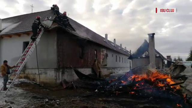 Incendiu violent la o mănăstire din Apuseni. Localnicii au intervenit să ajute pompierii - Imaginea 1