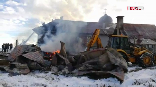 Incendiu violent la o mănăstire din Apuseni. Localnicii au intervenit să ajute pompierii - Imaginea 2