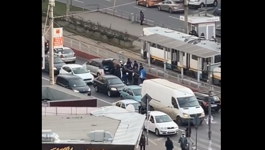 VIDEO. Cortegiu funerar filmat circulând pe contrasens în Capitală. Traficul a fost dat peste cap
