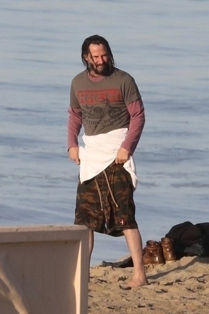 Keanu Reeves, fotografiat dezbrăcat pe o plajă din Malibu. FOTO - Imaginea 10