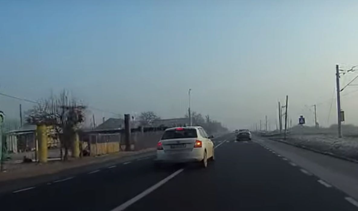 VIDEO. Șofer cu Skoda filmat în timp ce mergea cu viteză și a depășea pe linie continuă