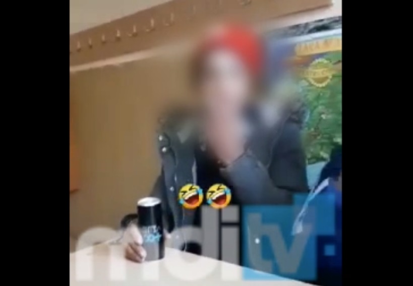 VIDEO. Elev de clasa a 8-a din Dâmbovița, filmat în timp ce fumează în sala de clasă