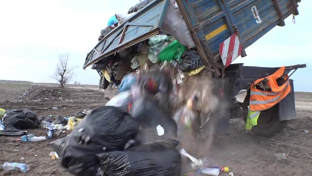 Situație revoltătoare în Arad. Metoda „ecologică” prin care un primar depozitează gunoiul - Imaginea 1