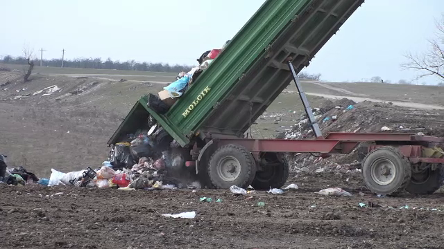 Situație revoltătoare în Arad. Metoda „ecologică” prin care un primar depozitează gunoiul - Imaginea 2