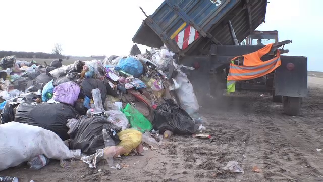 Situație revoltătoare în Arad. Metoda „ecologică” prin care un primar depozitează gunoiul - Imaginea 3