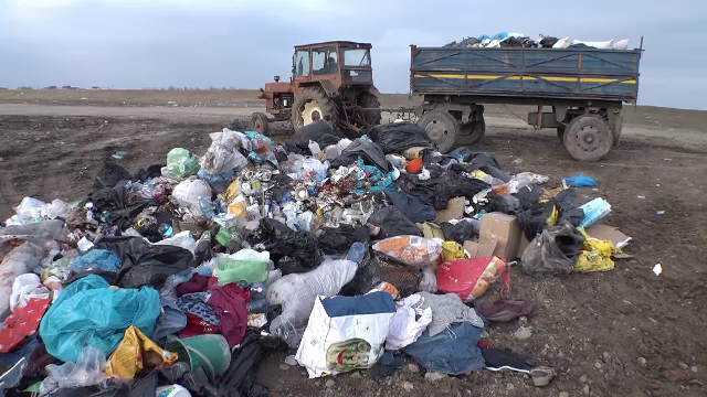 Situație revoltătoare în Arad. Metoda „ecologică” prin care un primar depozitează gunoiul - Imaginea 4