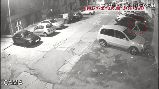 Răzbunare în stil mafiot la Reșița. Mașina unui polițist, incendiată în parcare. VIDEO - Imaginea 3