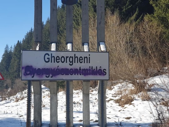 Indicatoarele în limba maghiară ale unor localități din Harghita au fost vandalizate. Decizia CNCD