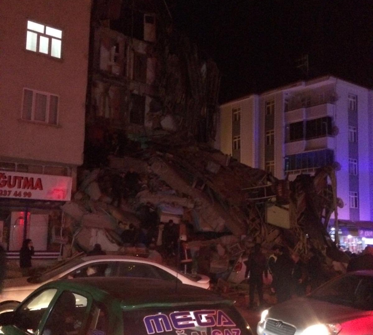 Cutremur de 6,8 în Turcia. Cel puțin 4 oameni au murit și numeroase clădiri sunt distruse - Imaginea 1