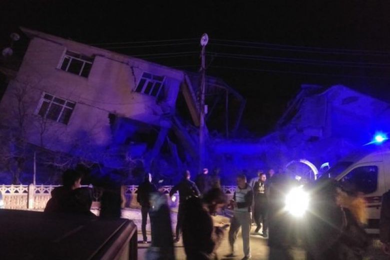 Cutremur de 6,8 în Turcia. Cel puțin 4 oameni au murit și numeroase clădiri sunt distruse - Imaginea 2