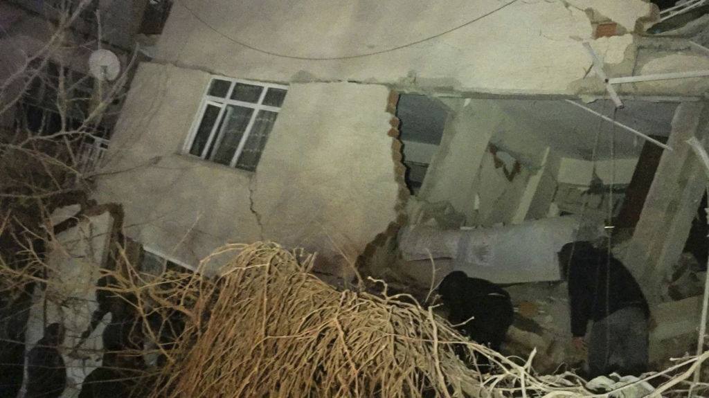 Cutremur de 6,8 în Turcia. Cel puțin 4 oameni au murit și numeroase clădiri sunt distruse - Imaginea 3