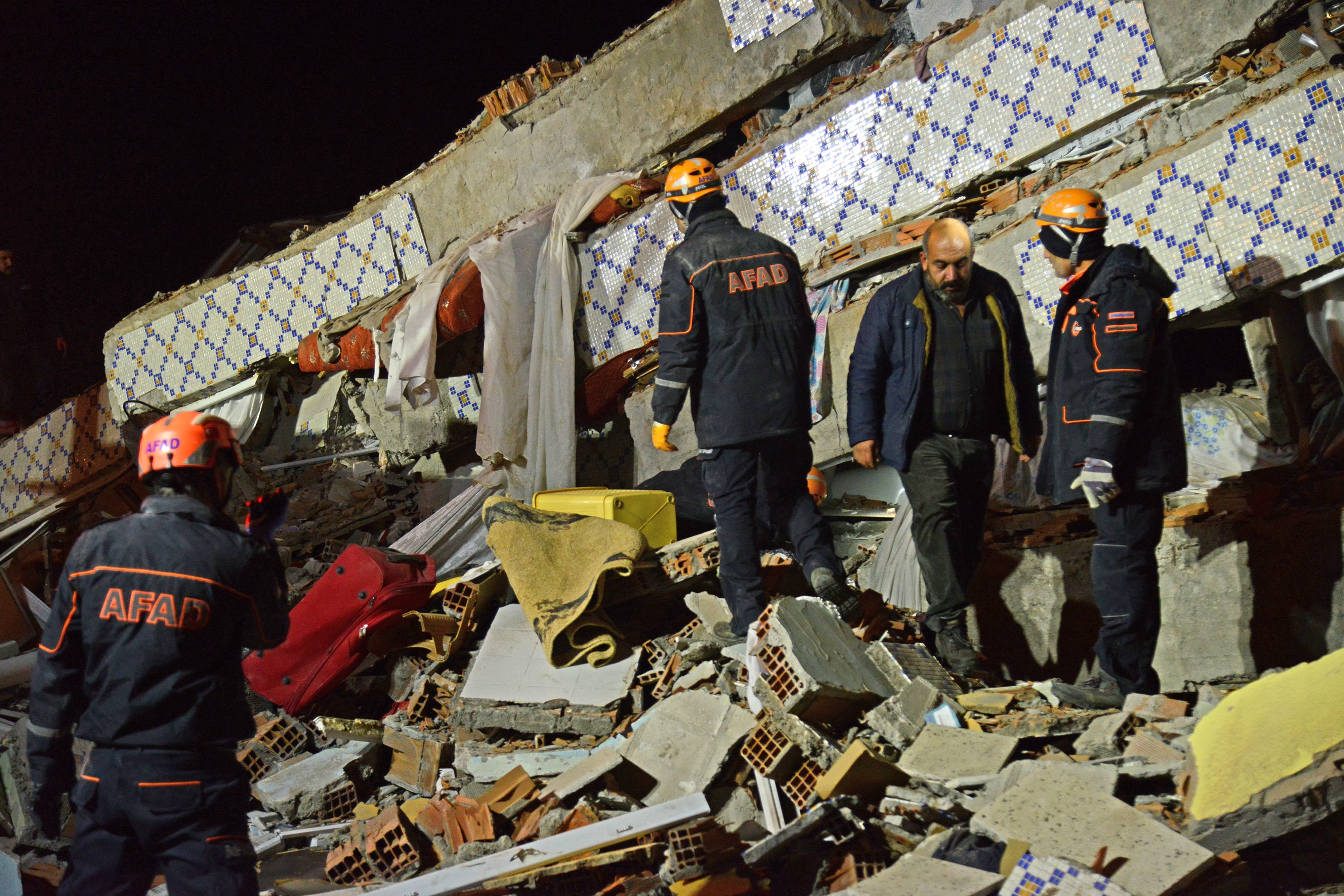 Bilanțul victimelor cutremurului din Turcia a ajuns la 22 morți și 1.000 de răniți. Imagini terifiante - Imaginea 9