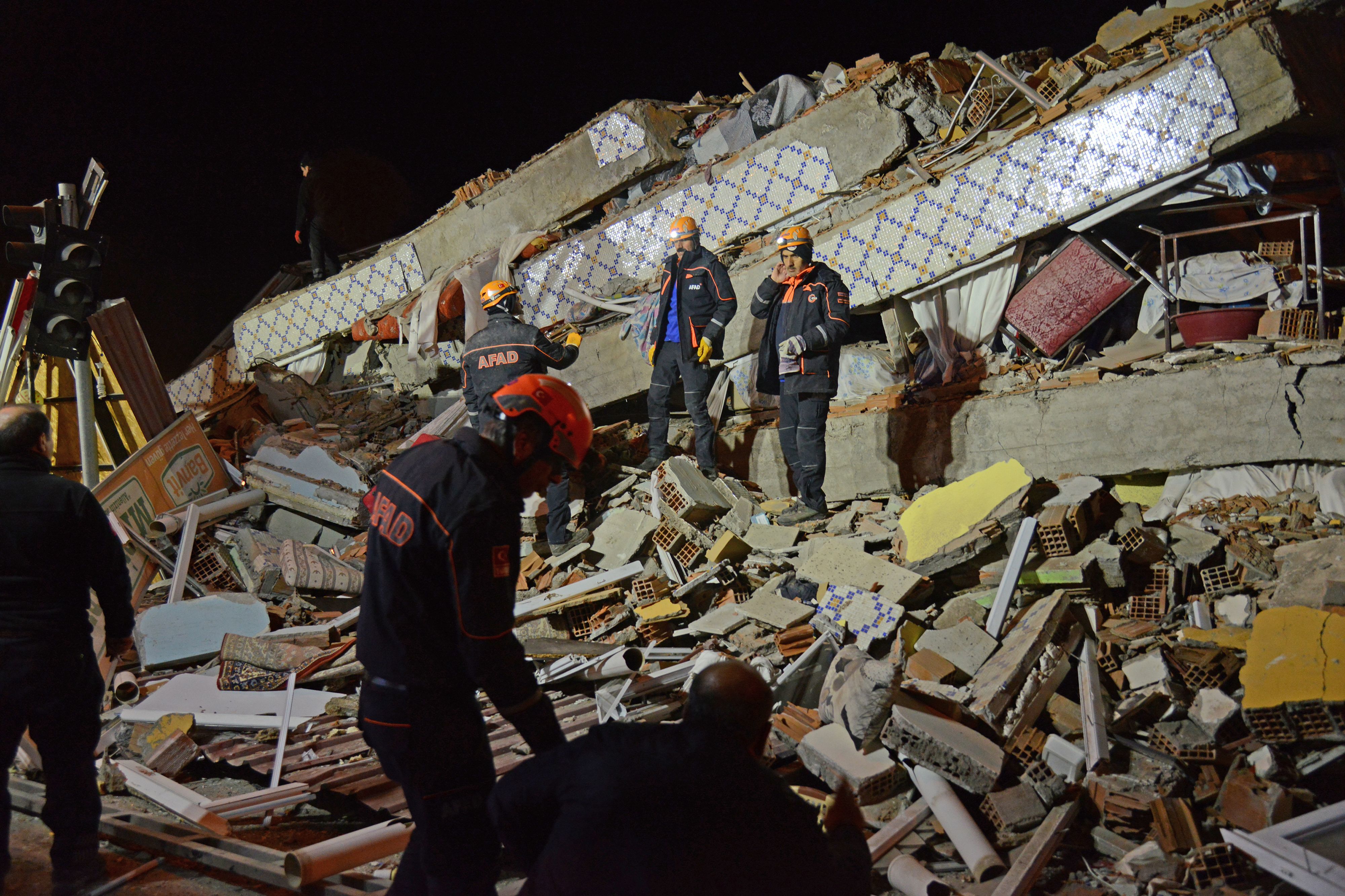 Bilanțul victimelor cutremurului din Turcia a ajuns la 22 morți și 1.000 de răniți. Imagini terifiante - Imaginea 8
