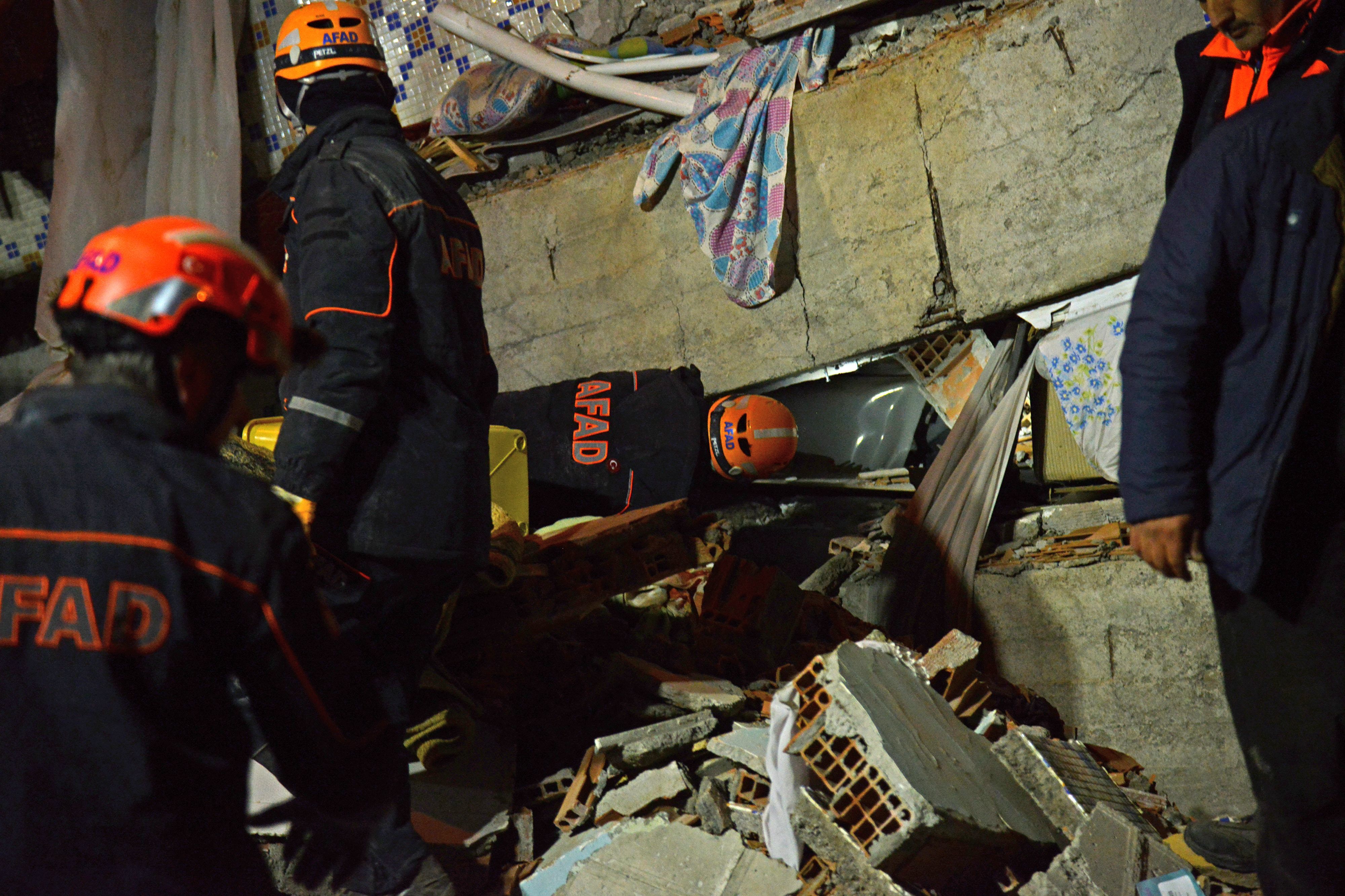 Bilanțul victimelor cutremurului din Turcia a ajuns la 22 morți și 1.000 de răniți. Imagini terifiante - Imaginea 6