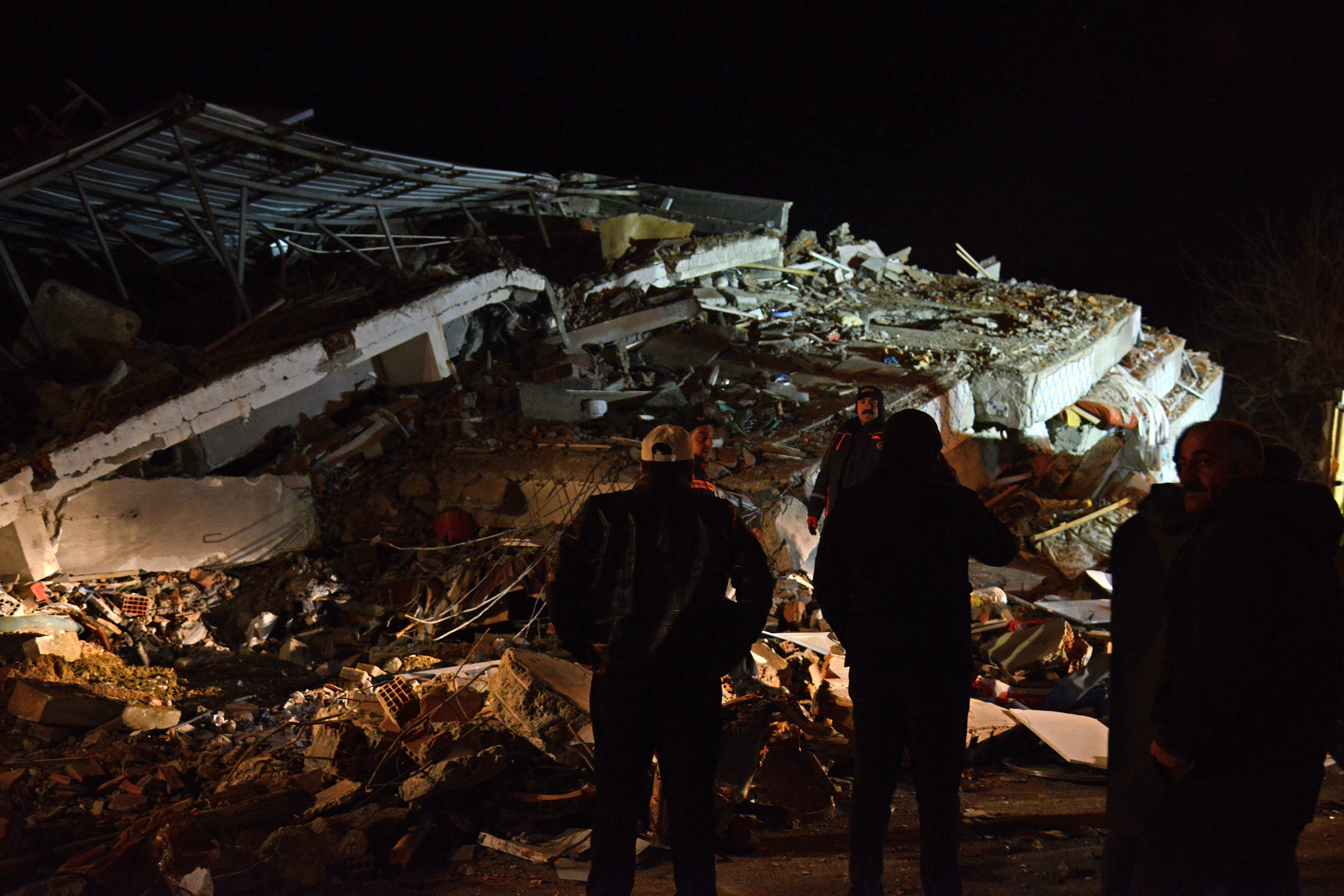 Bilanțul victimelor cutremurului din Turcia a ajuns la 22 morți și 1.000 de răniți. Imagini terifiante - Imaginea 5